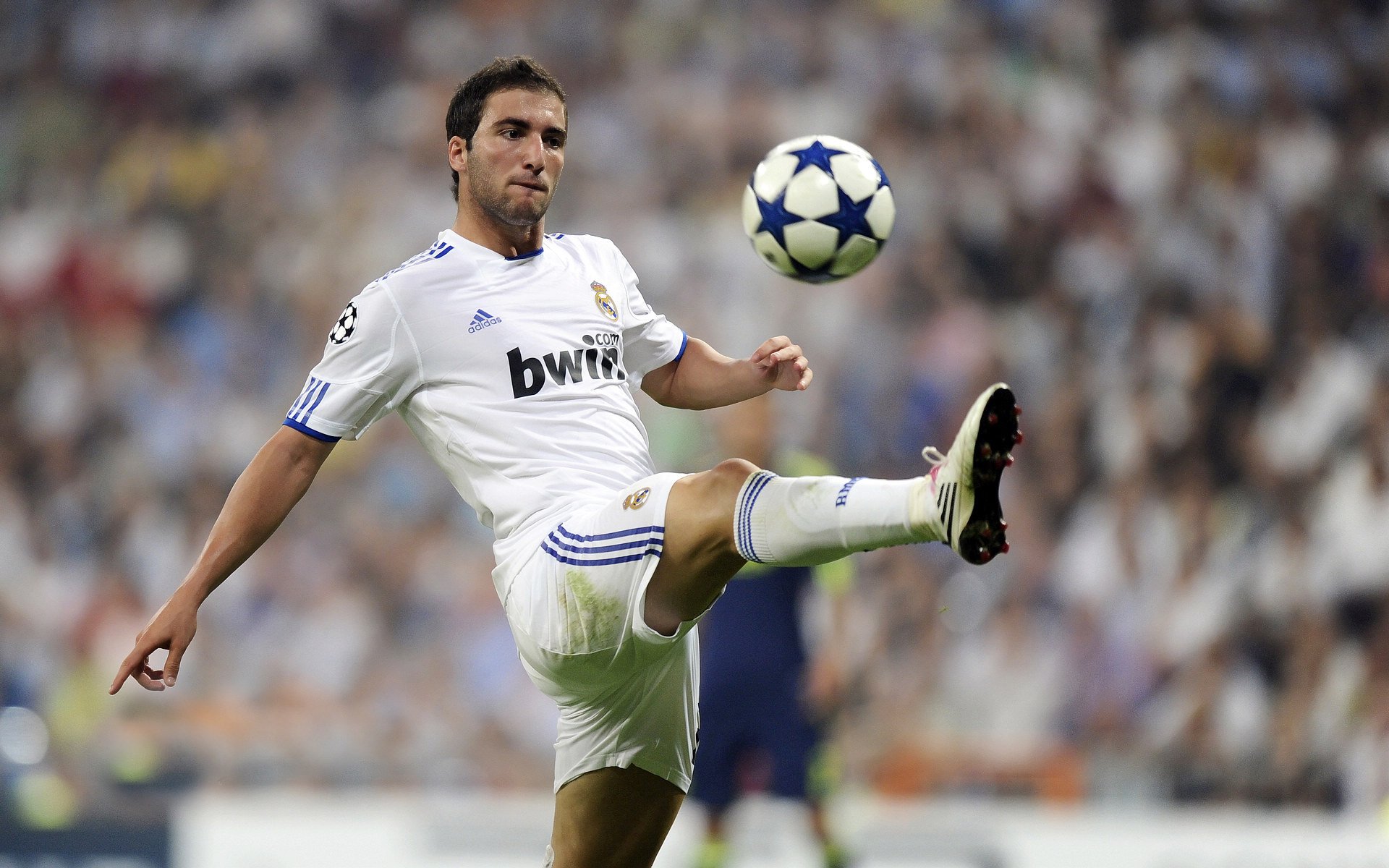 当新疆队拿下活塞，拉文在西甲德比接管比赛，体育全球化下的奇妙共振