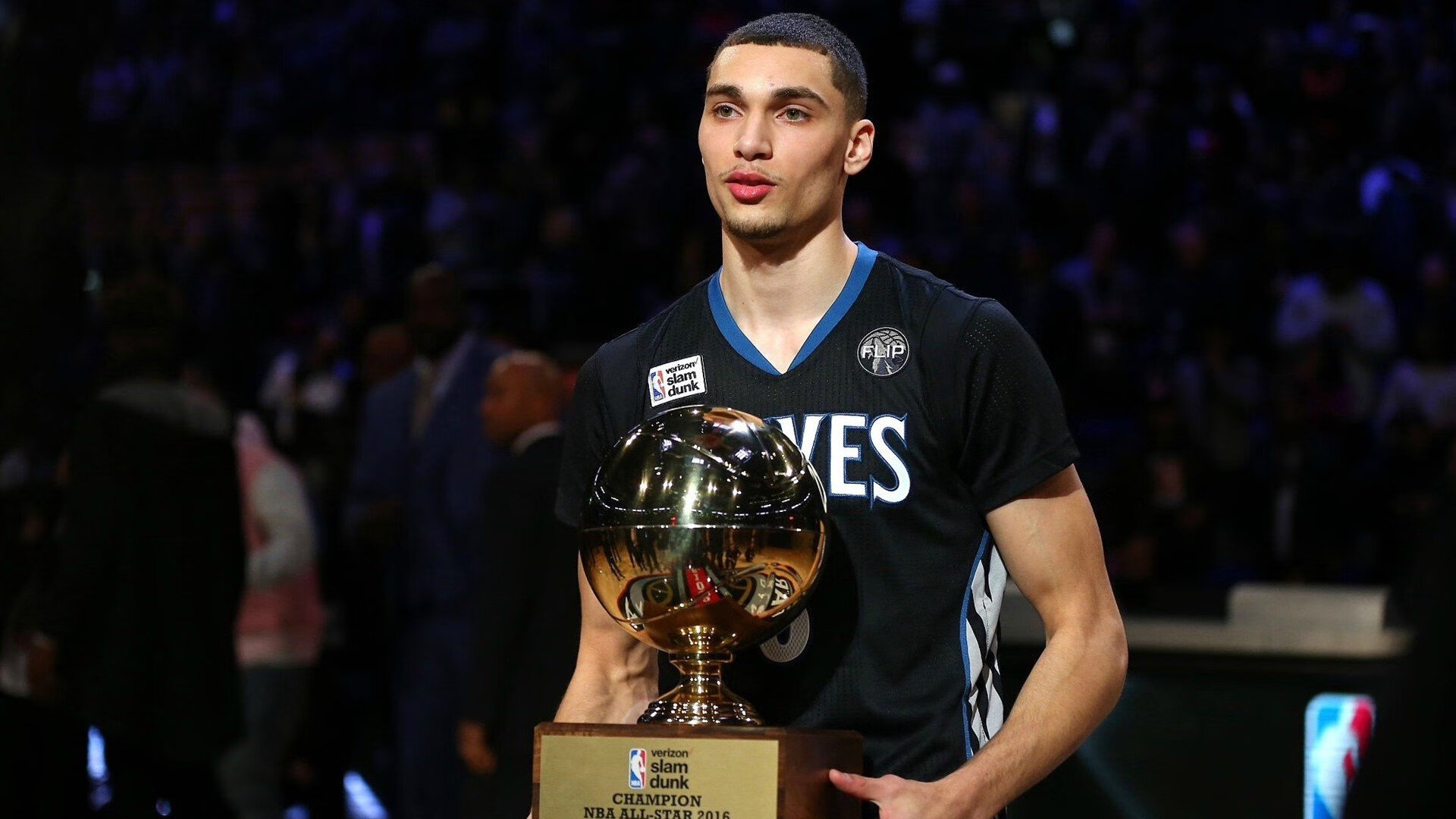 新王加冕夜,当F1引擎轰鸣遇见文班亚马的寂静统治