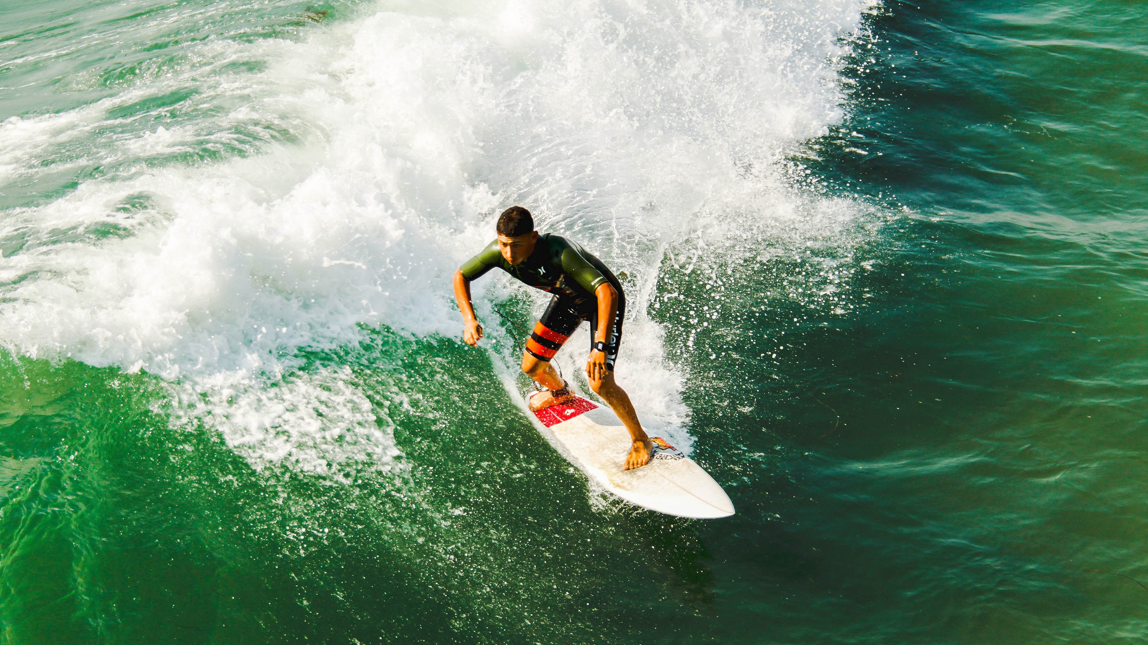 勇士淘汰马刺，杜兰特在F1街道赛接管比赛，当篮球巨星驶入速度禁区