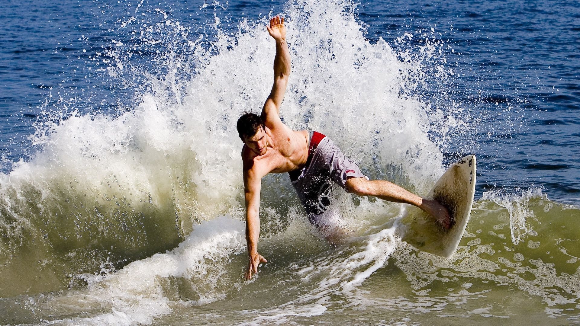 勇士淘汰马刺，杜兰特在F1街道赛接管比赛，当篮球巨星驶入速度禁区